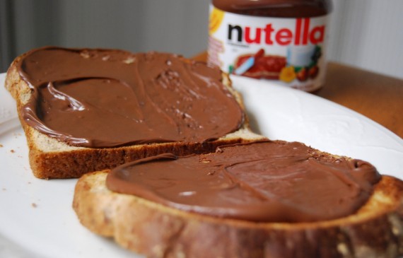 Deux tartines de Nutella - huile de palme - sucre - chocolat - noisette