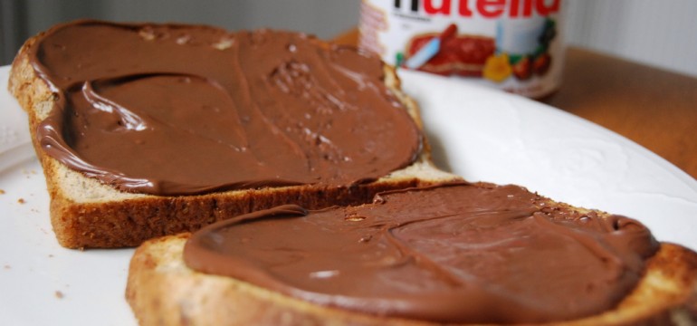 Deux tartines de Nutella - huile de palme - sucre - chocolat - noisette