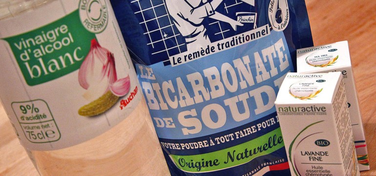 Du bicarbonate de soude, du vinaigre et des huiles essentielles bio