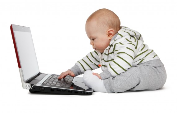 Un bébé utilise un ordinateur portable - Quels sites internet recommander aux enfants ?