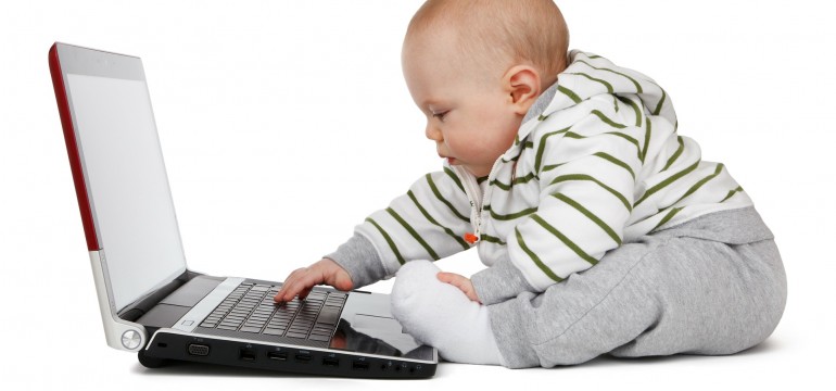 Un bébé utilise un ordinateur portable - Quels sites internet recommander aux enfants ?