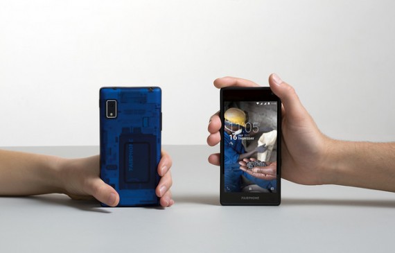 Le Fairphone 2, devant et derrière